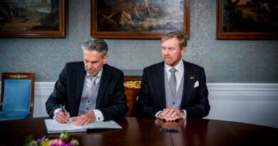 Ondertekening Koninklijk Besluit door premier Schoof