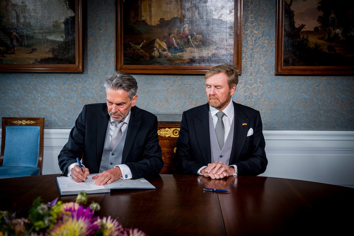 Koninklijk Besluit of koningscrisis?